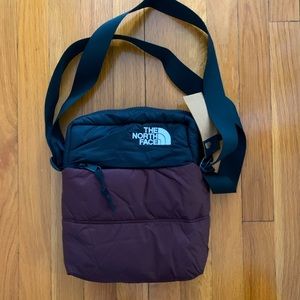NWT North Face cross body bag "Nuptse"